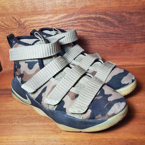 lebron james velcro shoes